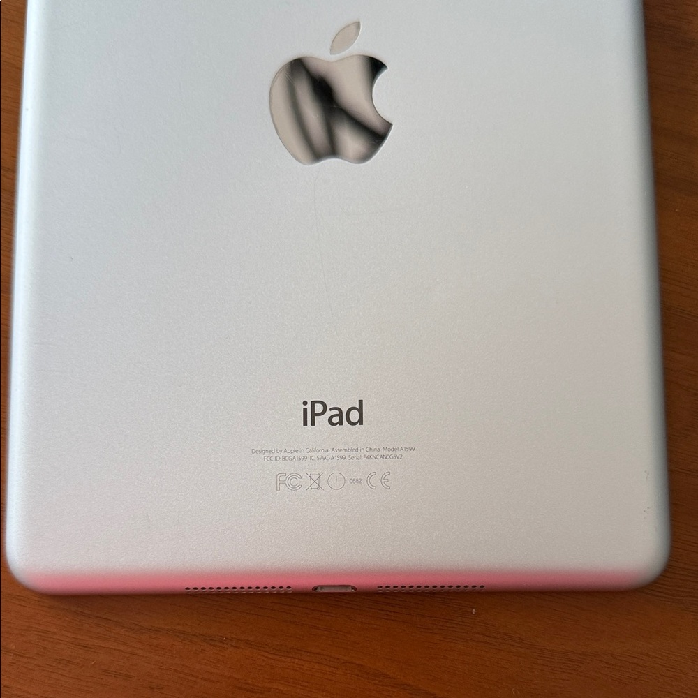 Apple iPad Mini Silver and White Touchscreen Tablet - Picture 2 of 5